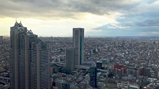 时间流逝:从东京新宿区的摩天大楼看东京的都市景象视频素材