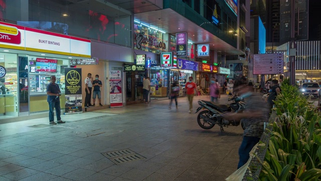 RMCO期间，KL城市中车辆和行人在夜间移动的时间流逝视频素材