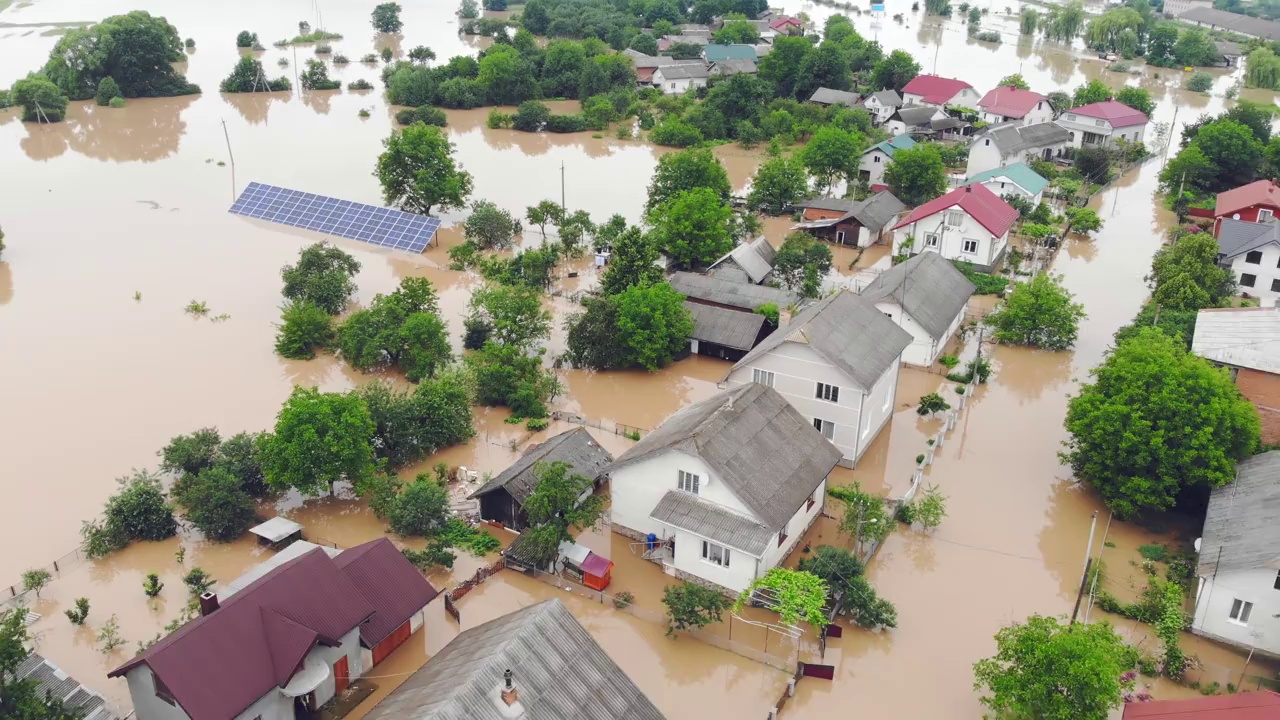 环境灾难和气候变化。鸟瞰淹没城市和房屋的河流。洪水淹没了房屋。视频素材