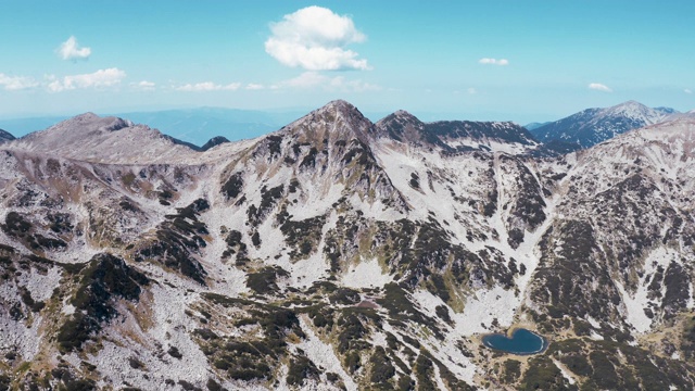 Vihren峰，Todorka峰，皮林山脉，保加利亚无人机在阳光明媚的夏日转向山脉景观对蓝天。在山坡上的自然小灌木，岩石的山峰视频素材