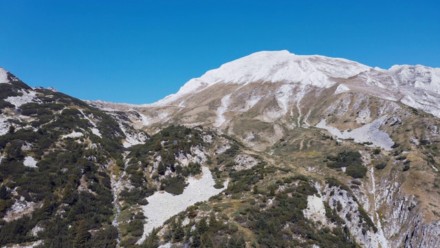 Vihren峰，Todorka峰，皮林山脉，保加利亚无人机在阳光明媚的夏日转向山脉景观对蓝天。在山坡上的自然小灌木，岩石的山峰视频素材