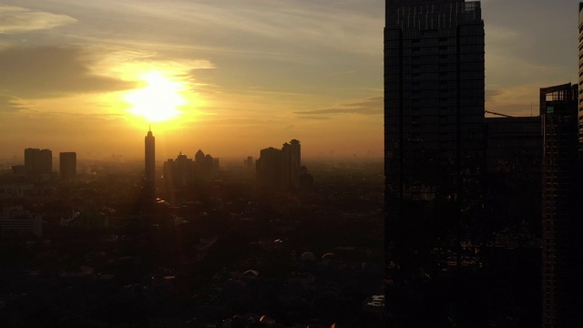 日落天空雅加达市区景观航空全景4k印尼视频素材