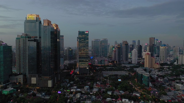 黄昏的天空雅加达照亮城市风景航空全景4k印度尼西亚视频素材