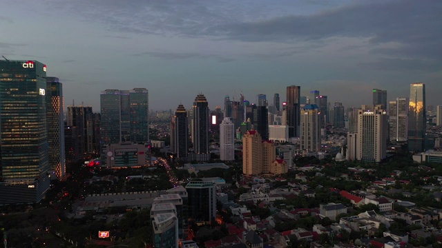 黄昏的天空雅加达照亮城市风景航空全景4k印度尼西亚视频素材