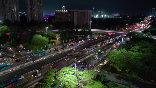 雅加达市区夜间灯火通明交通街道路口航拍4k印尼全景图视频素材