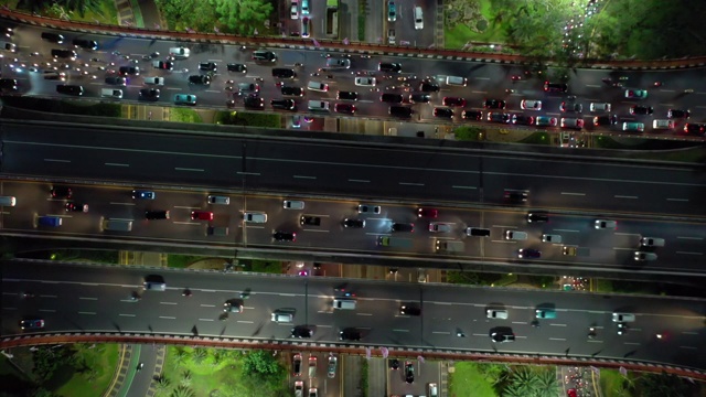 雅加达市区夜间灯火通明交通街道十字路口航拍全景4k印尼视频素材