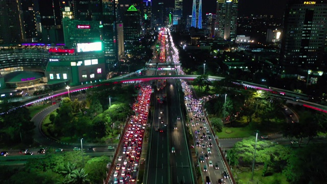 雅加达市区夜间灯火通明交通街道十字路口航拍全景4k印尼视频素材