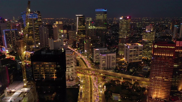 夜间照明飞行雅加达市区繁忙的交通街道道路空中全景4k印尼视频素材