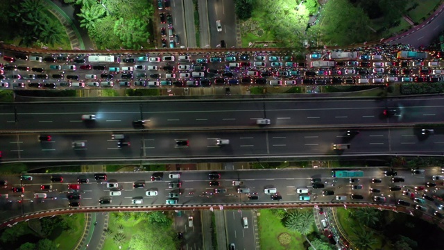 雅加达市区夜晚灯火通明，繁忙的交通，街道，道路交叉口，高空俯视图4k印尼视频素材