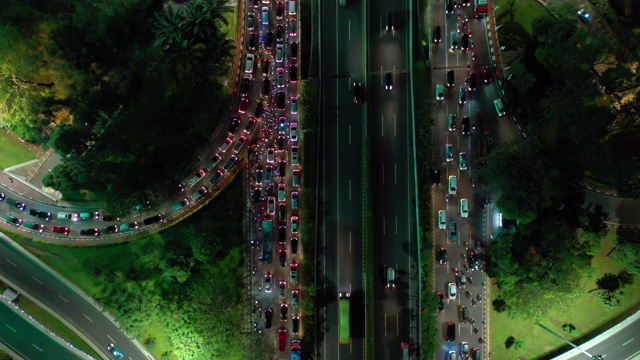 雅加达市区夜间灯火通明交通街道路口高空俯视图4k印尼视频素材