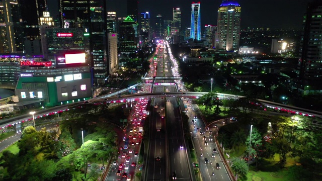 雅加达市区夜间灯火通明交通街道十字路口航拍全景4k印尼视频素材