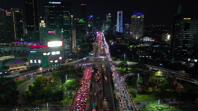 雅加达市区夜间灯火通明交通街道路口航拍4k印尼全景图视频素材