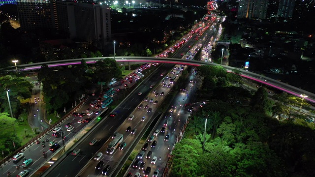 雅加达市区夜间灯火通明交通街道十字路口航拍全景4k印尼视频素材