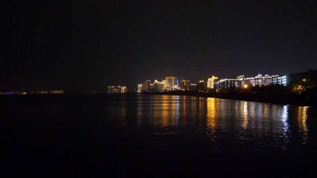 夜晚时间照亮三亚市海湾全景4k中国海南视频素材