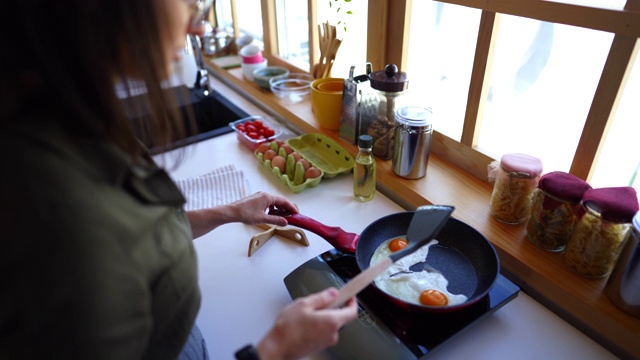 年轻女子煎蛋视频素材