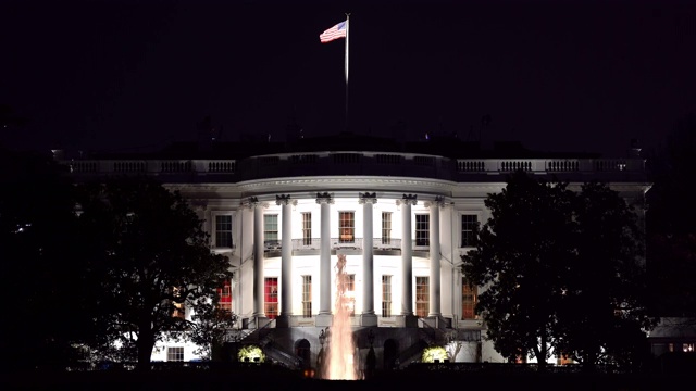 美国哥伦比亚特区华盛顿白宫的夜景建筑视频素材