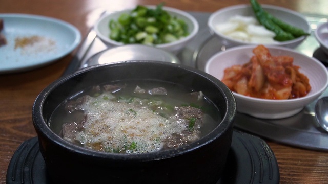 牛头串，韩国传统餐，牛肉汤饭配配菜视频素材