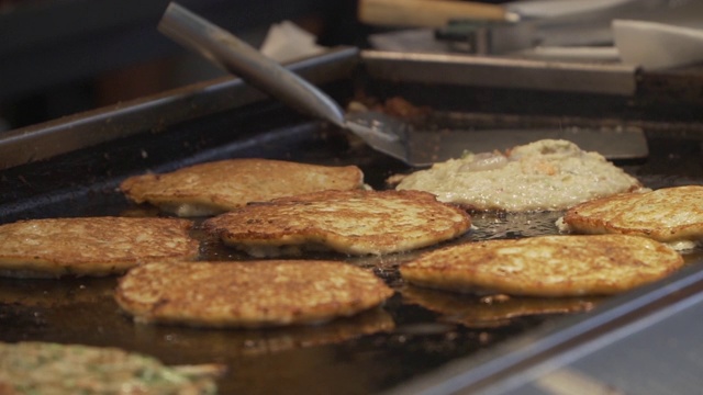 Buchimgae / Bindaeddeok，韩国传统煎饼视频素材