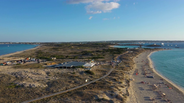 鸟瞰图的沙咀和绿松石水的Formentera，伊比沙岛视频素材