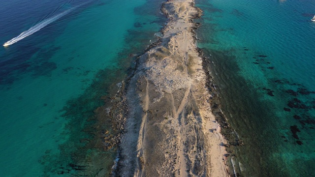 鸟瞰图的沙咀和绿松石水的Formentera，伊比沙岛视频素材