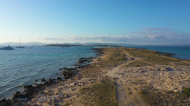 鸟瞰图的沙咀和绿松石水的Formentera，伊比沙岛视频素材