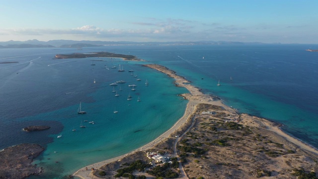 鸟瞰图的沙咀和绿松石水的Formentera，伊比沙岛视频素材