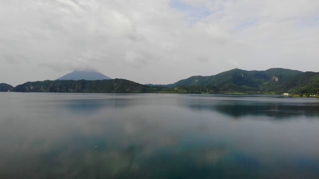 日本鹿儿岛县Ibusuki市的海门达克火山和池田湖。视频素材