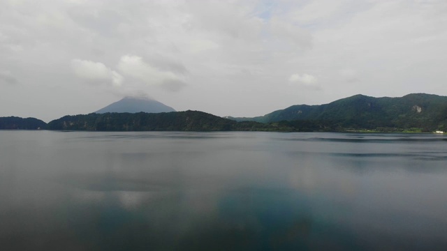 日本鹿儿岛县Ibusuki市的海门达克火山和池田湖。视频素材