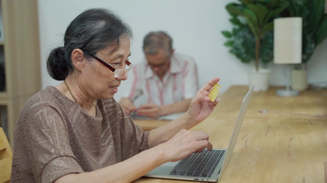 在家里用笔记本电脑刷卡网购视频素材