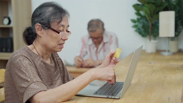 在家里用笔记本电脑刷卡网购视频素材