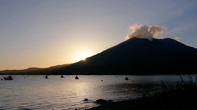 日本鹿儿岛县樱岛山的日落景观。视频素材