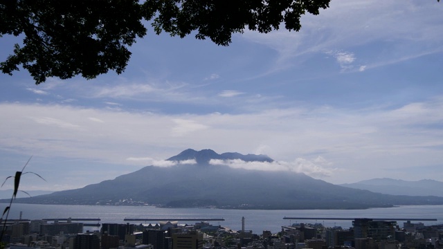 从日本鹿儿岛县鹿儿岛市城山天文台眺望樱岛山。视频素材