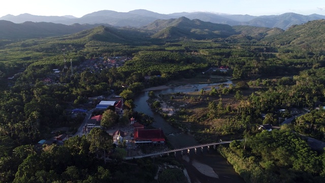 鸟瞰图山日出与雾和河流视频素材