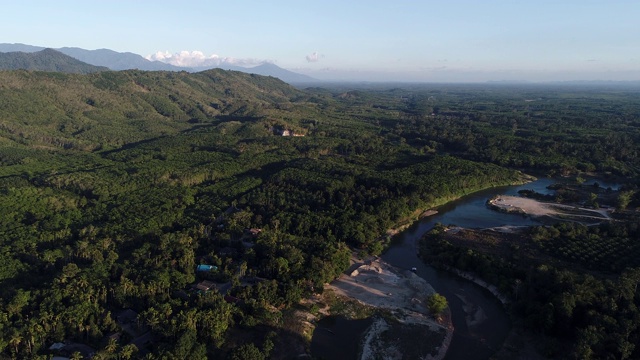 鸟瞰图山日出与雾和河流视频素材