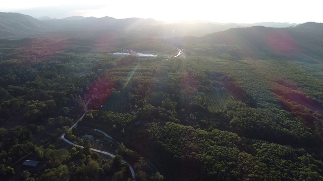 鸟瞰图山日出与雾和河流视频素材