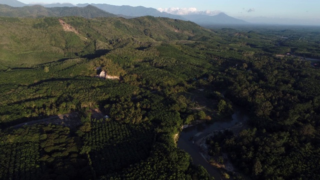 鸟瞰图山日出与雾和河流视频素材