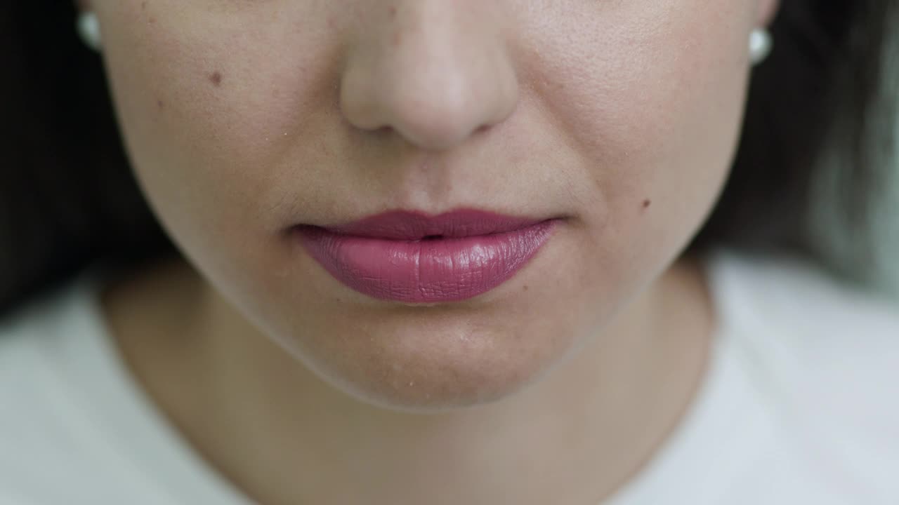 微笑的女性嘴和理想的白牙齿。特写的微笑女人的脸与完美的微笑。白牙微笑概念视频素材