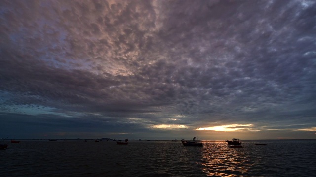 夕阳与天空和太阳相遇视频素材