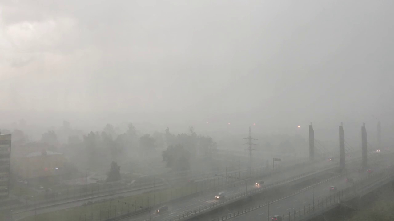 大雨雷雨伴阵风，市内有冰雹，道路能见度差。视频素材