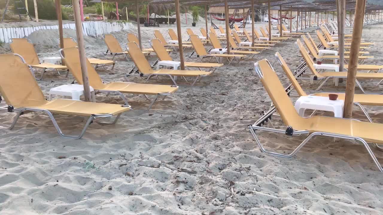 空海滩日光浴浴床视频素材