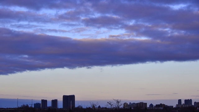 从白天到夜晚，城市的时间随着云层流逝视频素材