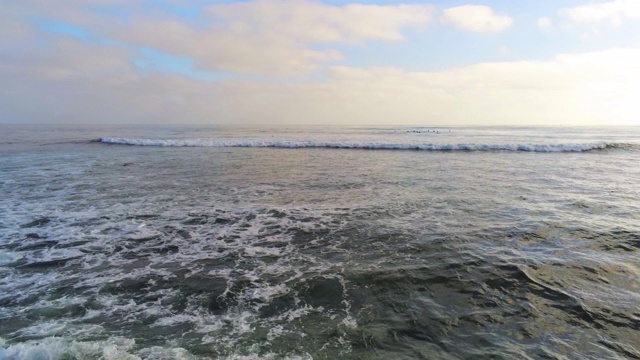 从多岩石的海岸到浪涌视频素材