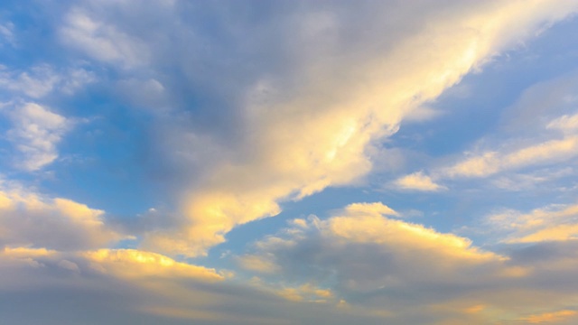 日落时，黄色的云和蓝色的天空。美丽的天空云自然景观。视频素材