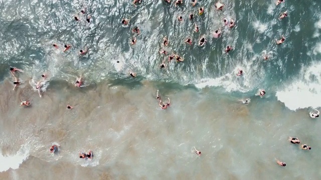 夏天拥挤的海滩镜头视频素材