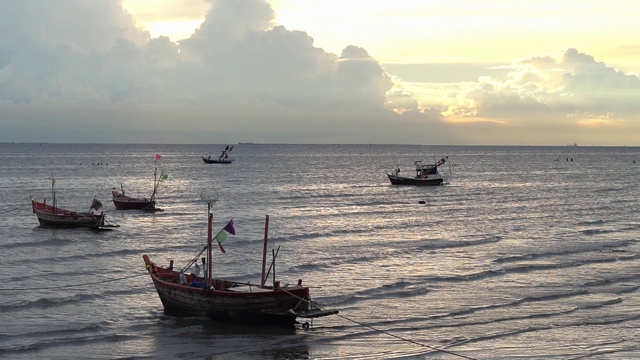 泰国湾海上的渔船。视频素材