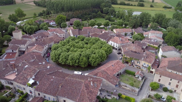 Fourcès横向旅行，多尔多涅，被称为Les Plus Beaux Villages de France视频素材