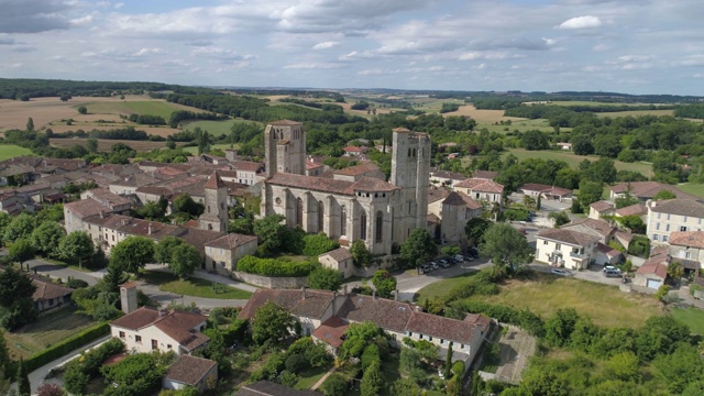 La Romieu空中横向旅行，ger，被称为Les Plus Beaux Villages de France视频素材