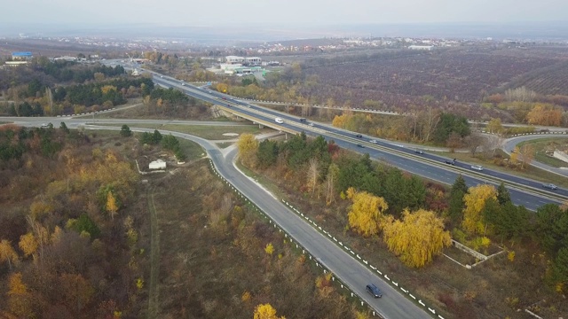 鸟瞰图飞行在令人惊叹的秋天自然和道路运行通过风景如画的乡村。路在秋景航拍。秋日的汽车驾驶道路穿过五彩缤纷的风景。视频素材