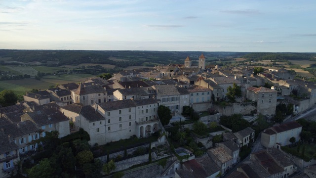 Lauzerte的空中横向旅行，Tarn-et-Garonne，被称为Les Plus Beaux Villages de France视频素材