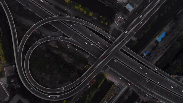 天桥和城市交通高峰时刻鸟瞰图视频素材